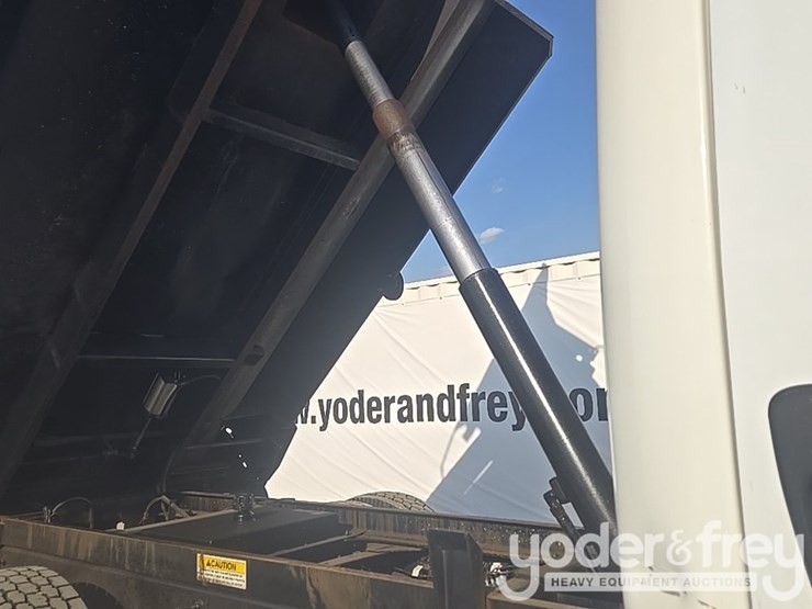 2020-freightliner-m2-106-image-24