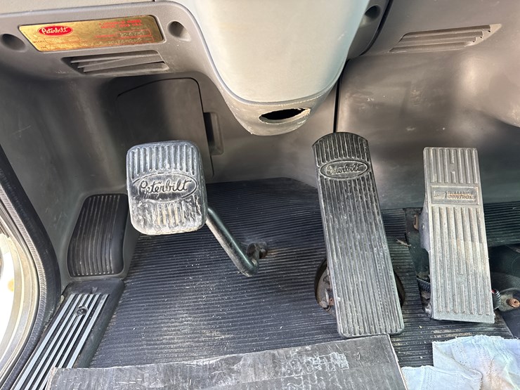 2008-peterbilt-367-image-37