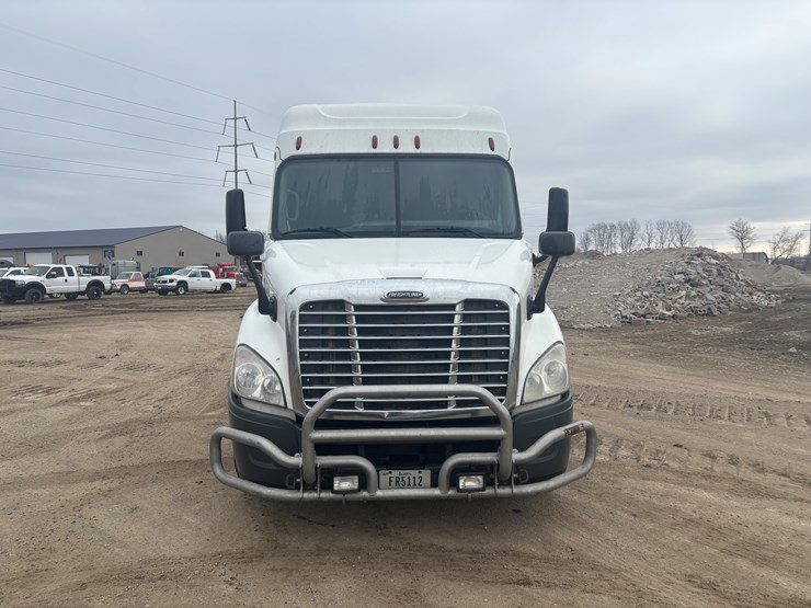 2016-freightliner-cascadia-113-image-6
