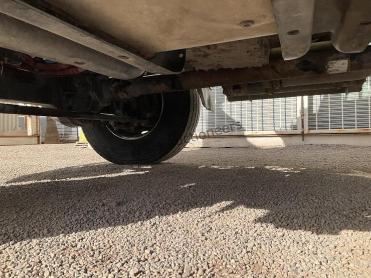 2012-freightliner-m2-106-image-32