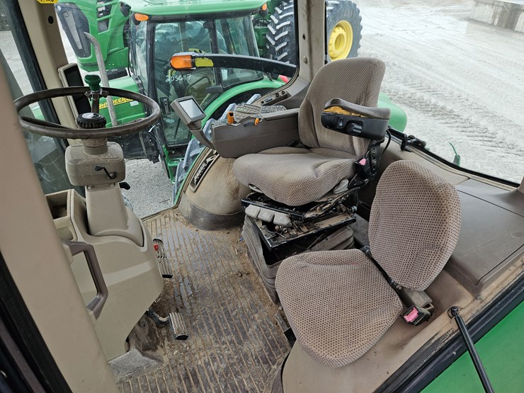 2011-john-deere-8235r-image-6