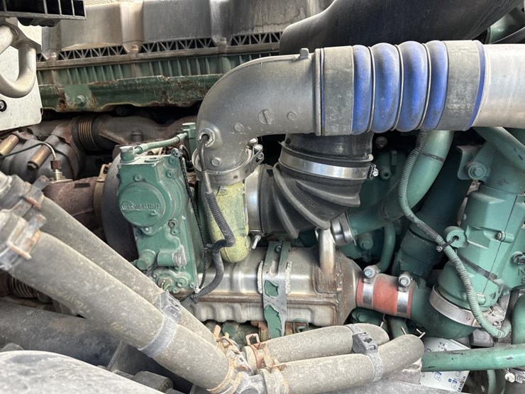 2019-volvo-10-image-31