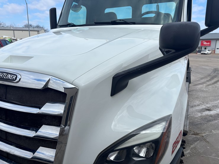 2018-freightliner-cascadia-126-image-12