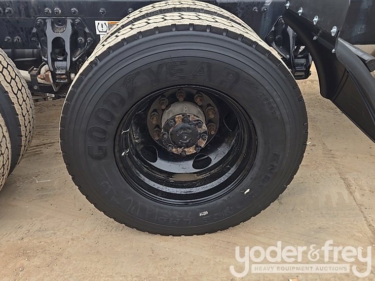 2019-peterbilt-579-image-16