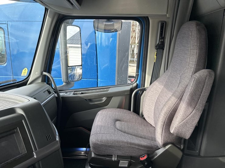 2022-volvo-10-image-48