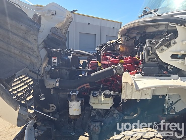 2017-freightliner-m2-106-image-27