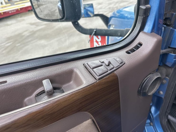 #2231-•-2016-volvo-vnl-sleeper-cab-semi-image-42