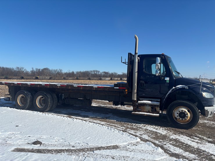 #2294-•-2013-freightliner-m2-flatbed-truck-image-4