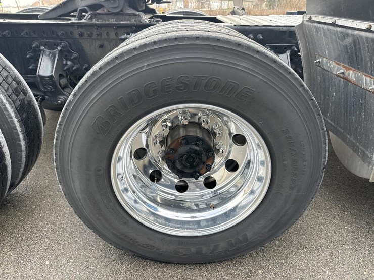 #2224-•-2025-volvo-vnl-sleeper-cab-semi-truck-tractor-image-63