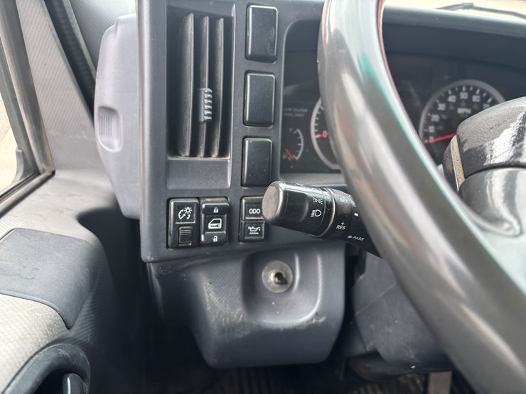 2015-isuzu-npr-xd-image-38