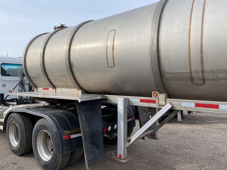 #500-•-2012-northern-8,500-gallon-semi-manure-tanker-(has-wi-title)-(waupun,-wi)-image-18