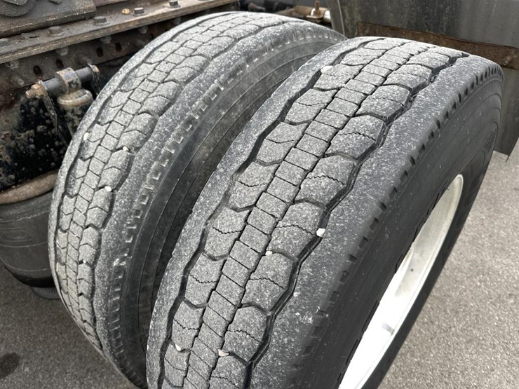 2012-volvo-10-image-63