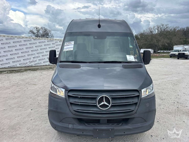 2021-mercedes-benz-sprinter-4500-image-25