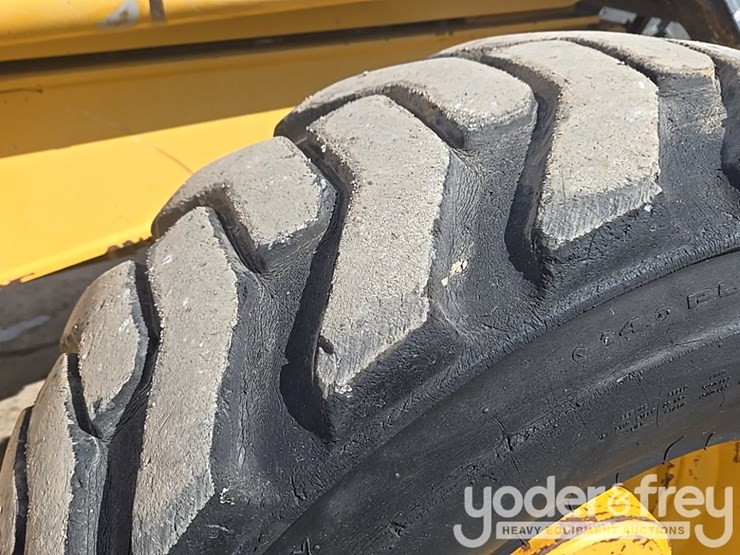 2010-deere-310sj-image-25