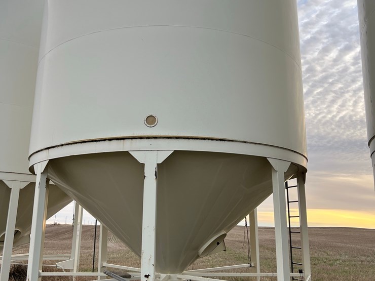 lot-45.-3,000-bu.-meridian-hopper-bin-image-12