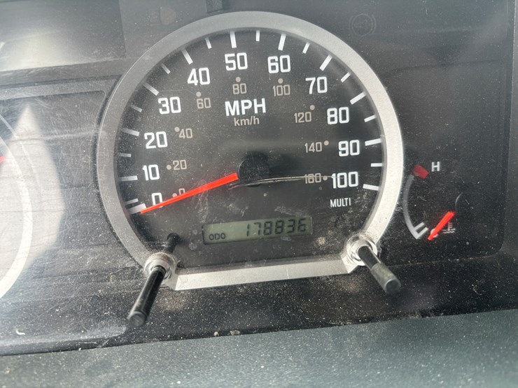 2015-isuzu-npr-xd-image-36