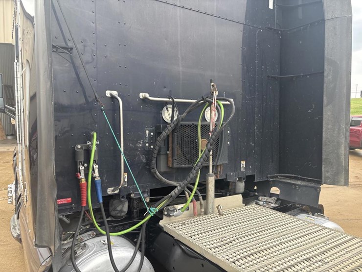 2019-peterbilt-579-image-10