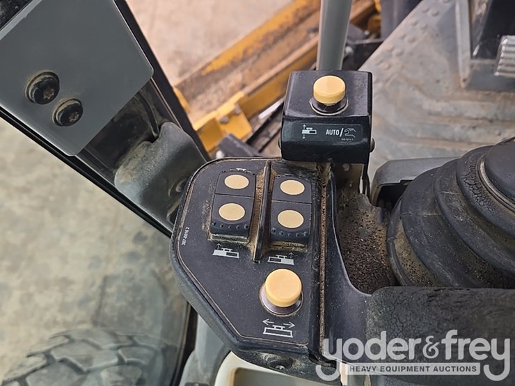 2015-caterpillar-12m3-image-93