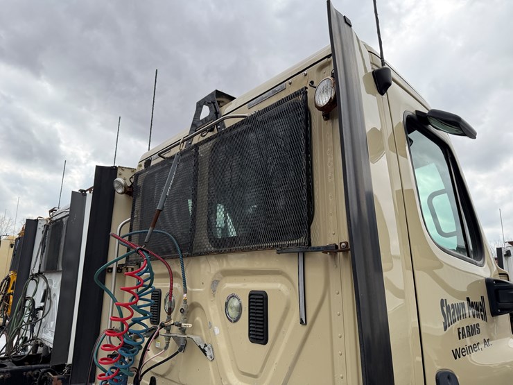 #40952-•-2016-freightliner-t/a-daycab-truck-tractor-3akjged50gshn2261-image-44