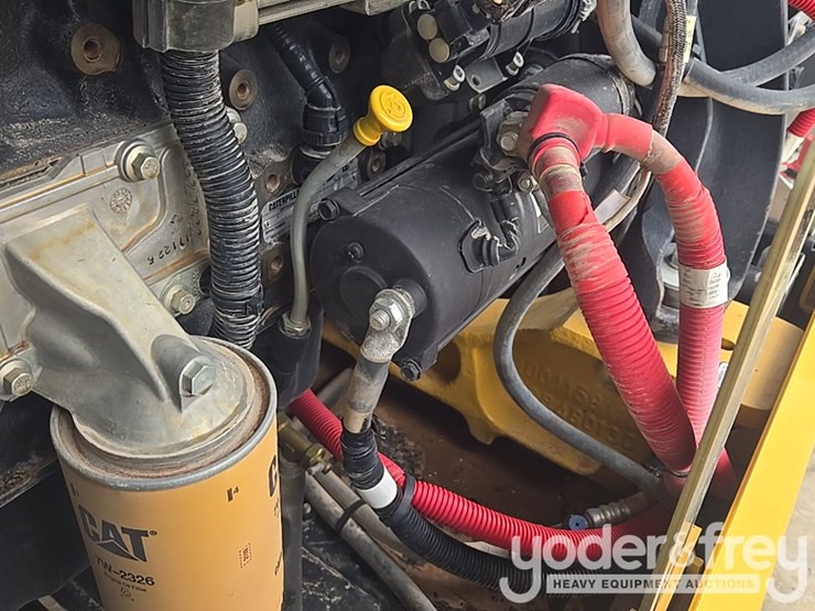 2018-caterpillar-tl1055d-image-52