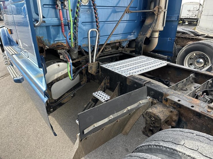 2003-volvo-10-image-13