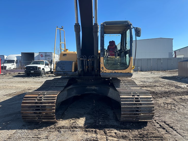 new-holland-eh215-image-9