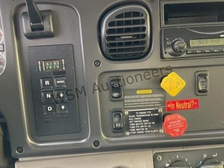 2012-freightliner-m2-106-image-27