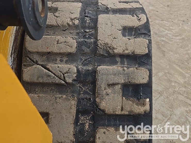 2021-deere-317g-image-22