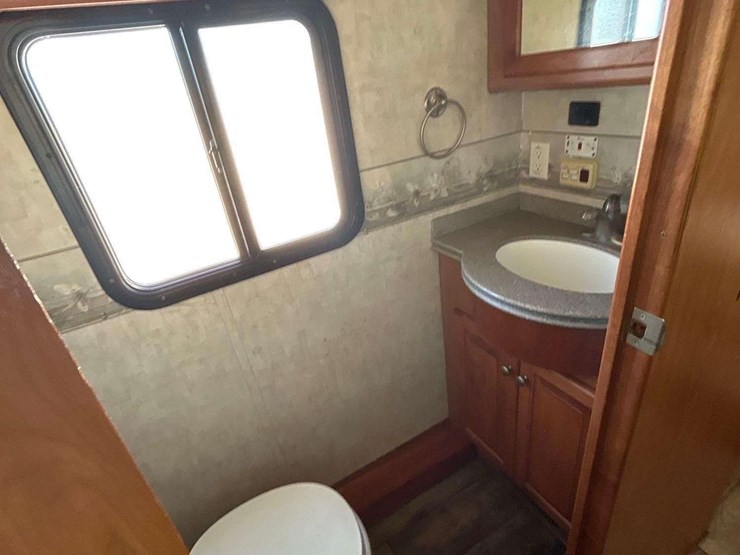 2008-freightliner-allegro-bay-class-a-motorhome-image-17