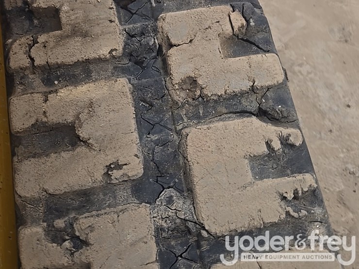 2021-deere-317g-image-14