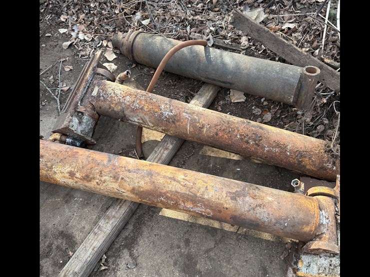 #34-•-three-lg-hydraulic-cylinders-image-1