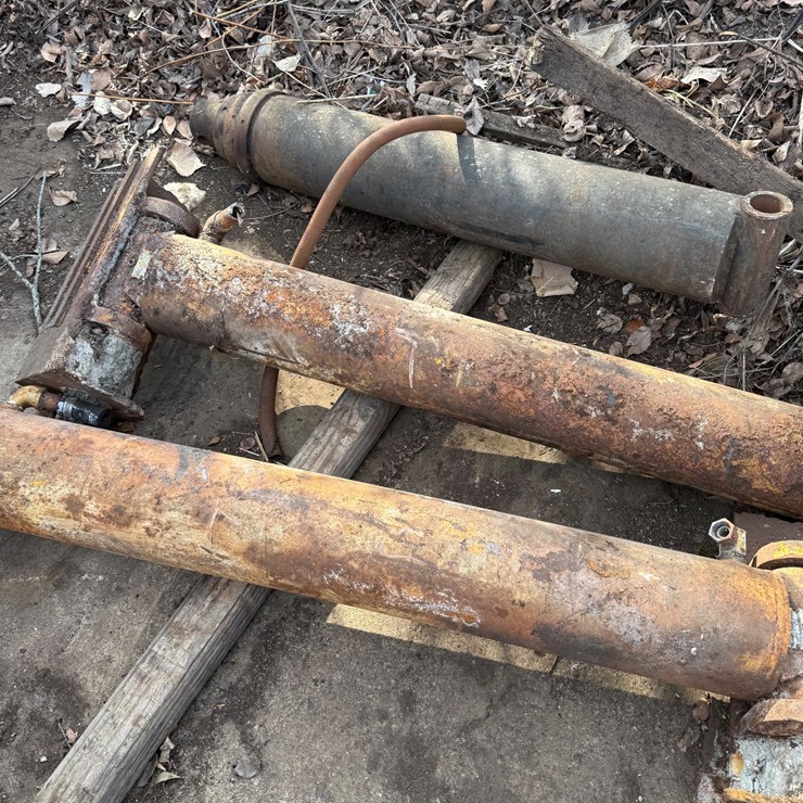 #34 • Three lg hydraulic cylinders