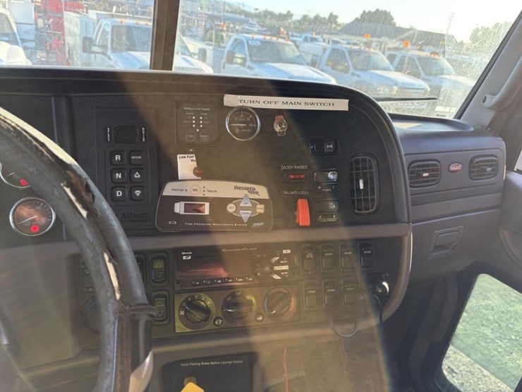 2015-peterbilt-365-image-15