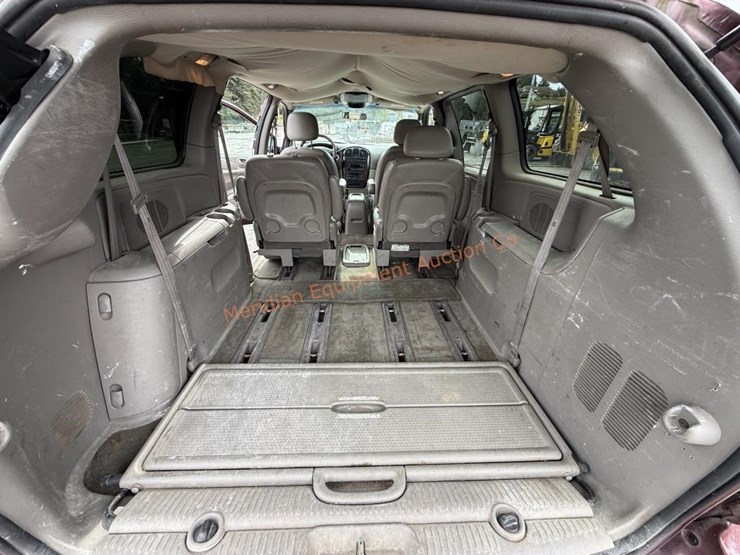 2002-chrysler-town-&-country-image-24