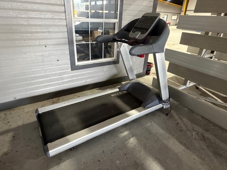 #34120-•-precor-932i-treadmill-image-2