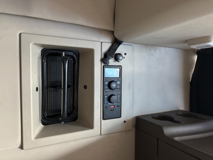 2018-volvo-10-image-52