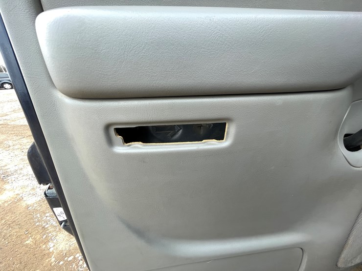 2006-chevrolet-suburban-image-26