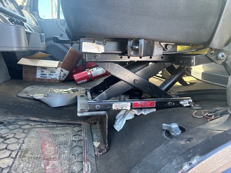 #2294-•-2013-freightliner-m2-flatbed-truck-image-43