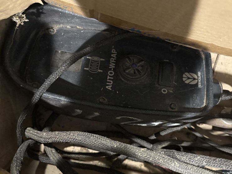 2007-new-holland-br750a-image-16