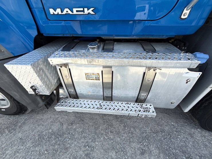 2017-mack-granite-gu713-image-36