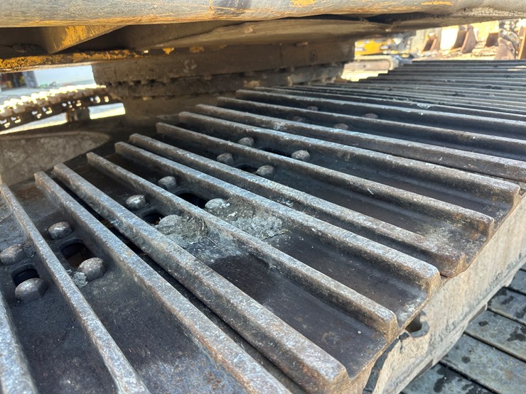 new-holland-eh215-image-76