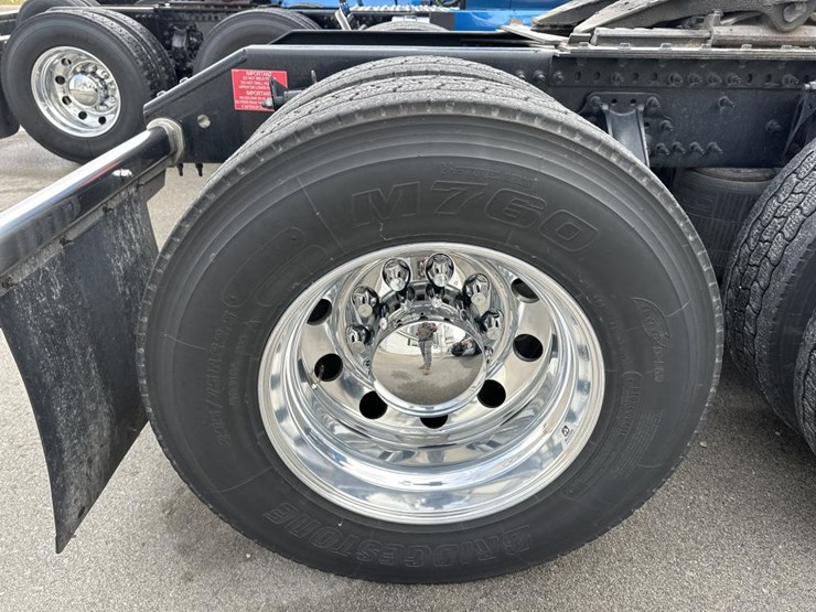 #2226-•-2024-volvo-vnl-sleeper-cab-semi-truck-tractor-image-59