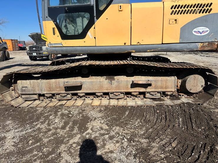 new-holland-eh215-image-64