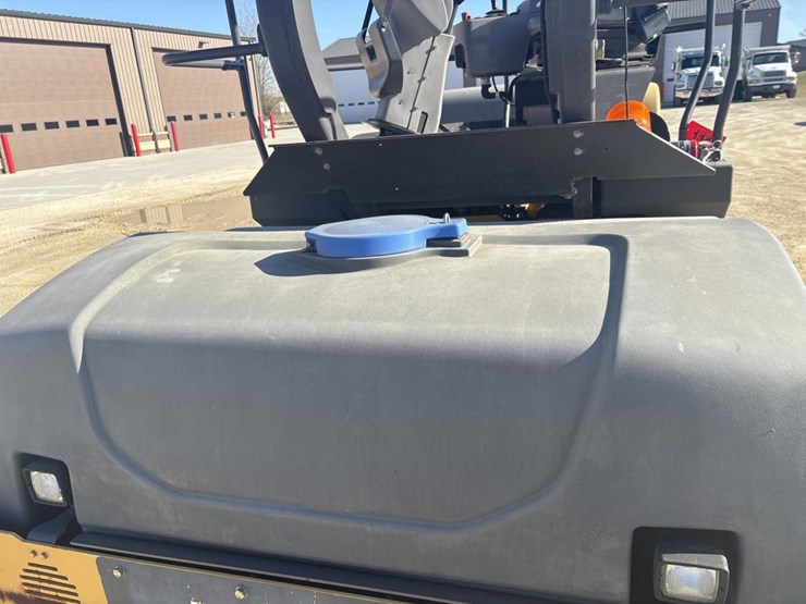 2013-volvo-dd110b-image-11