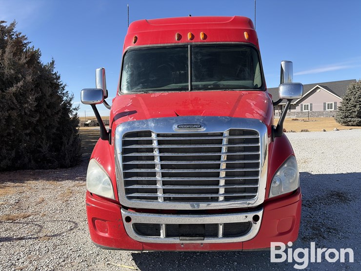 2013-freightliner-cascadia-113-image-2