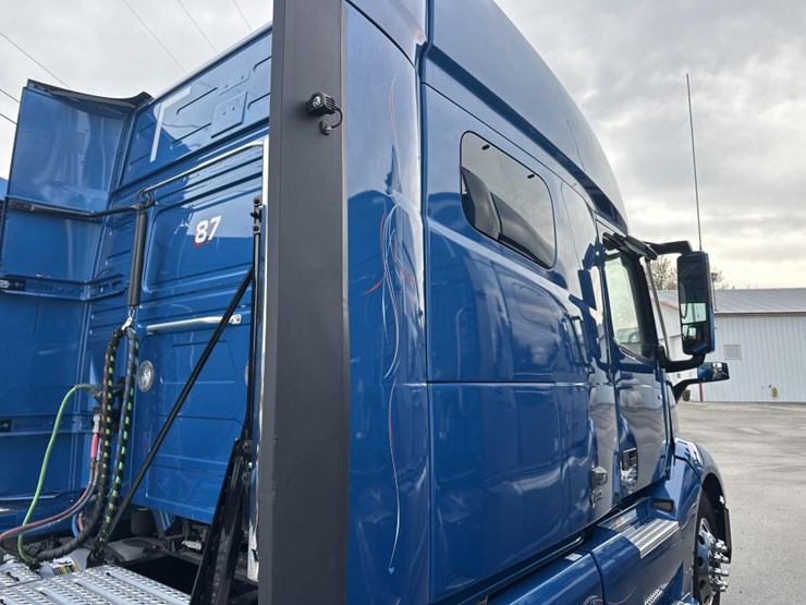 #2225-•-2024-volvo-vnl-sleeper-cab-semi-truck-tractor-image-22
