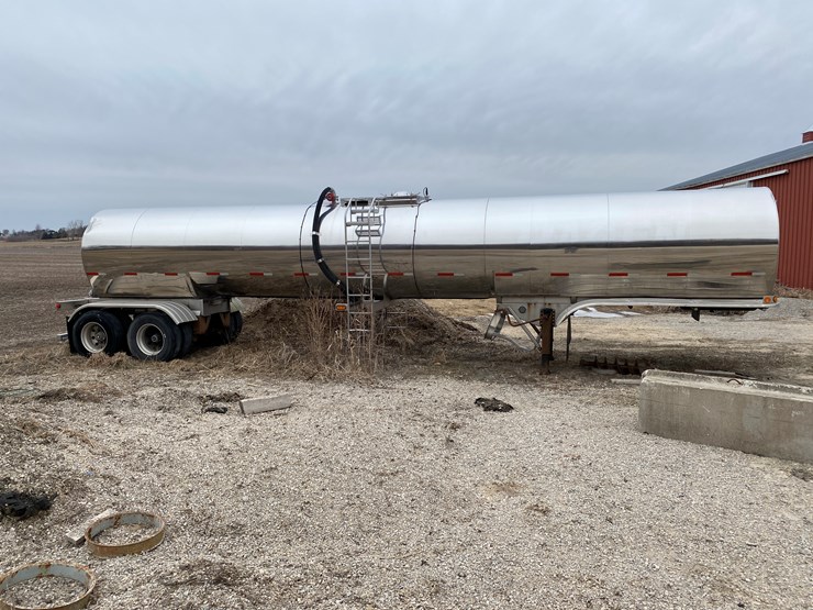 #540-•-2003-st+e-fab-insulated-6,200-gallon-tanker-trailer-(wi-title-in-delay)-(watertown,-wi)-image-5