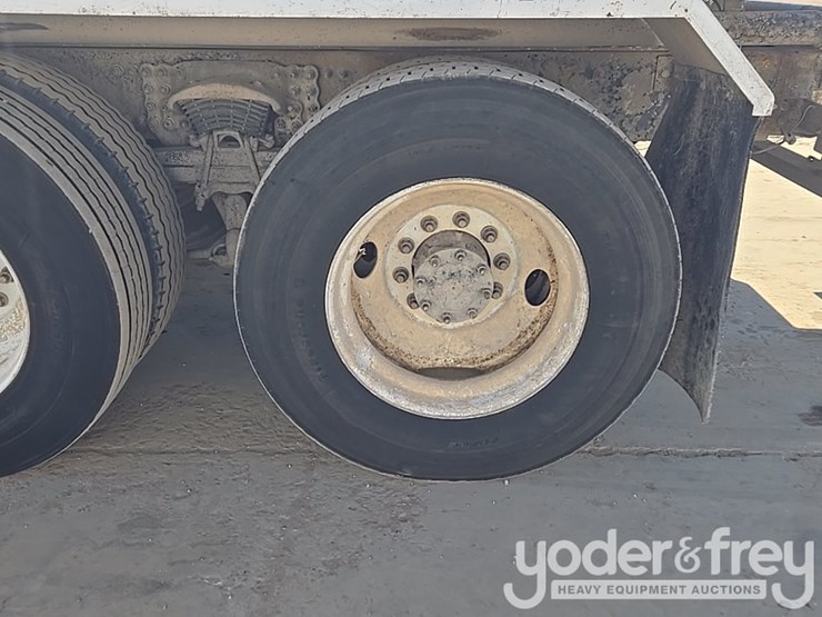 2017-freightliner-m2-106-image-13