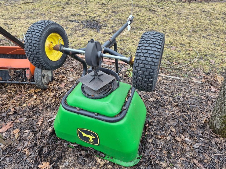 john-deere-pull-type-spreader-image-2