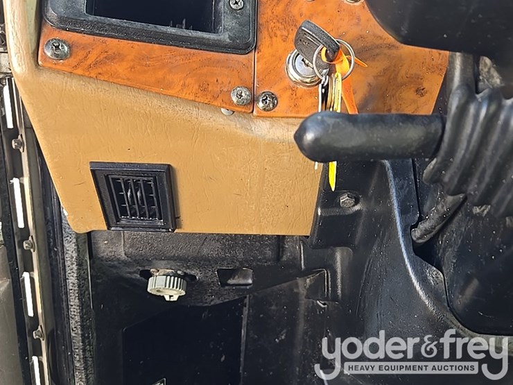 2009-peterbilt-335-image-74